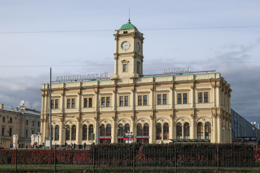 Историческое здание Ленинградский ЖД вокзала Москвы