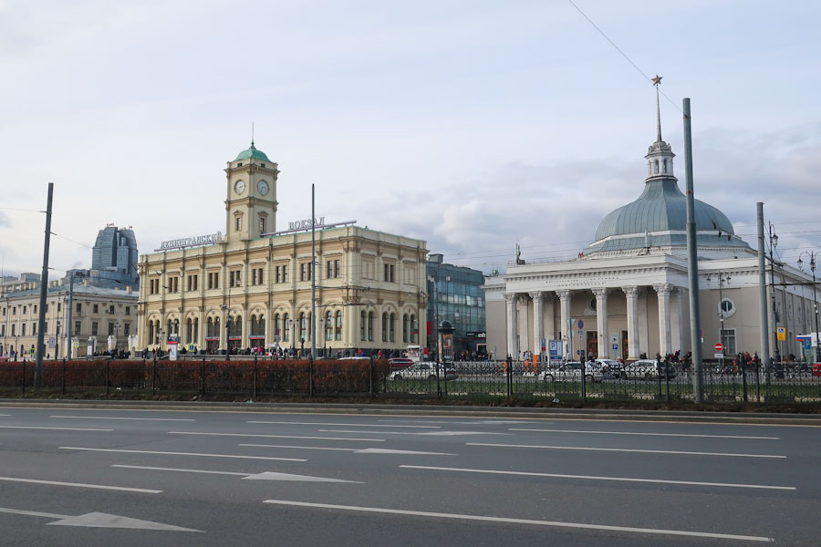 Вход в метро Комсомольская рядом с Ленинградским вокзалом