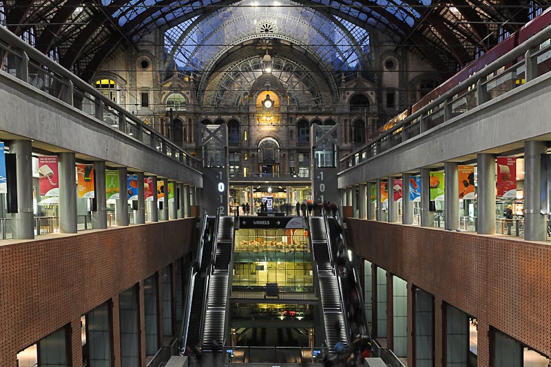 Эскалаторы между уровнями ЖД вокзала Антверпен-Центральный