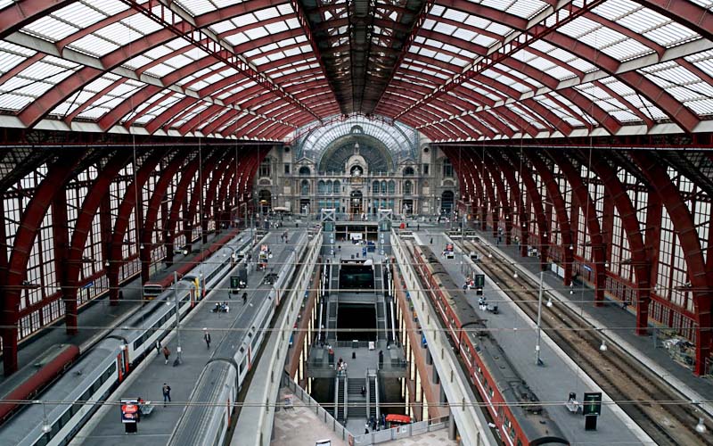ЖД платформы верхнего уровня на вокзале Antwerpen Centraal