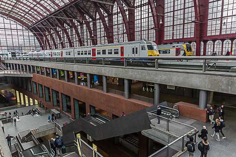 Эскалаторы и поезда на уровне 1 на вокзала Antwerpen Centraal