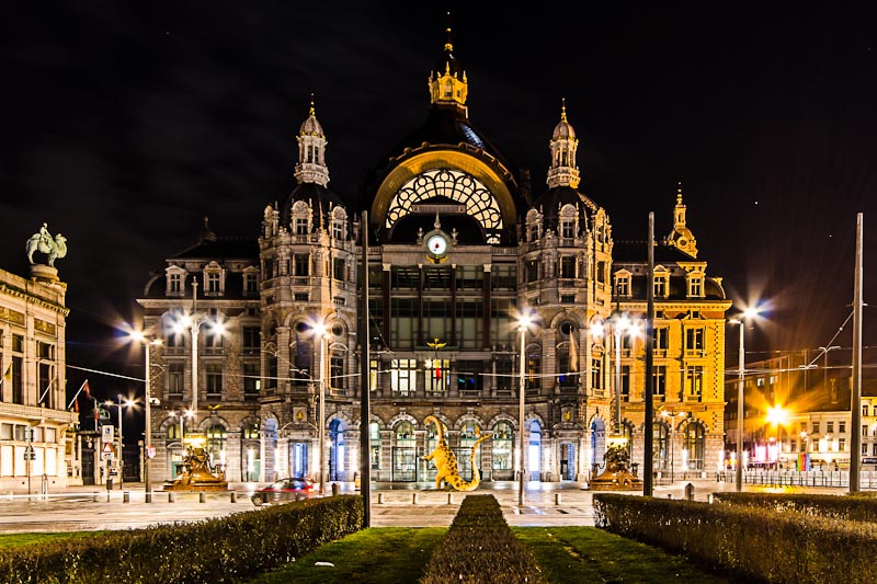 Вид на ЖД вокзал Антверпена с привокзальной площади