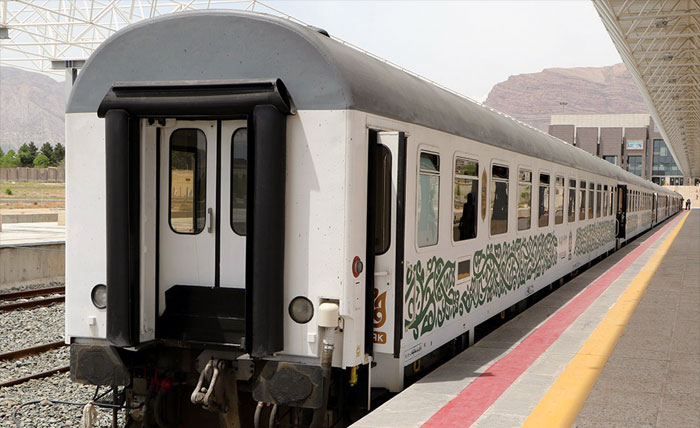 Скорый поезд Fadak у платформы на ЖД вокзале в Иране