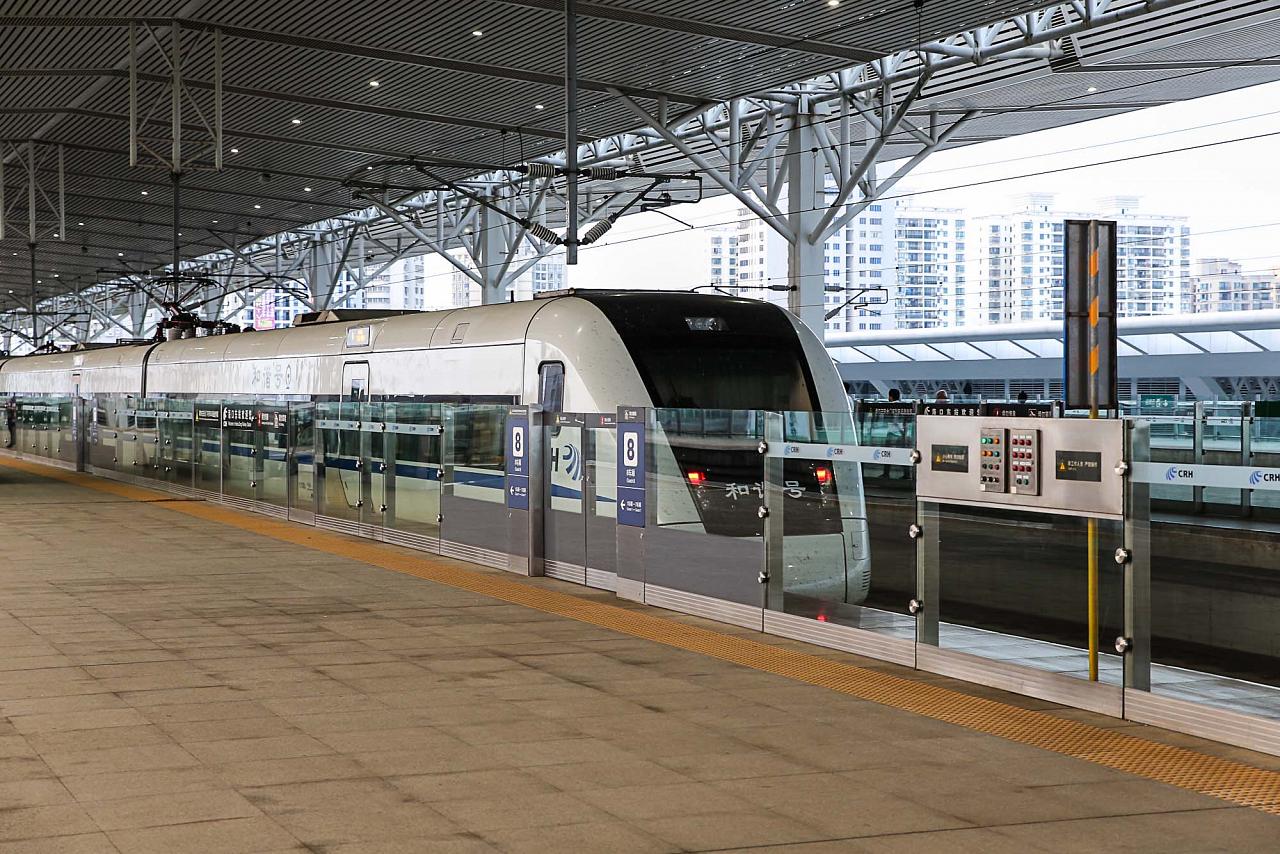 Поезд CRH на платформе жд вокзала Хайкоу Восточный