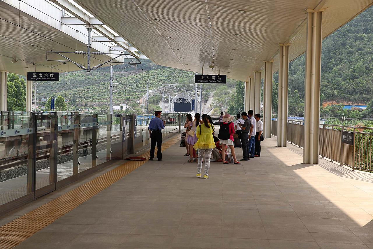 Платформа ЖД станции Ялонгван, Хайнань