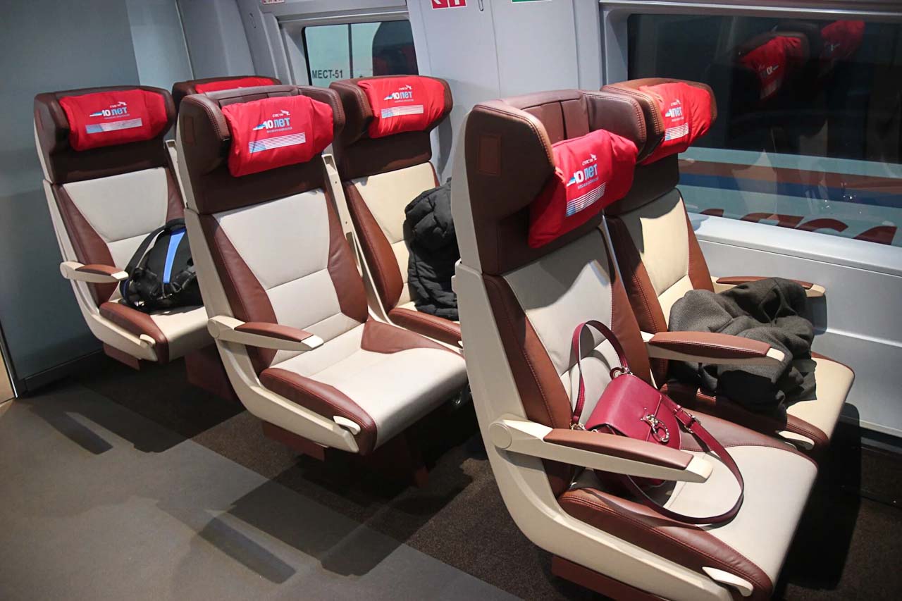 Пассажирские кресла в Комфорт-классе поезда 
