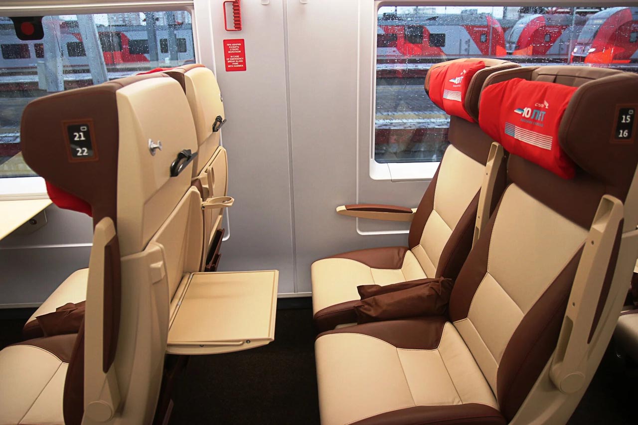 Кресла пассажиров бизнес-класса в новом составе поезда "Сапсан"