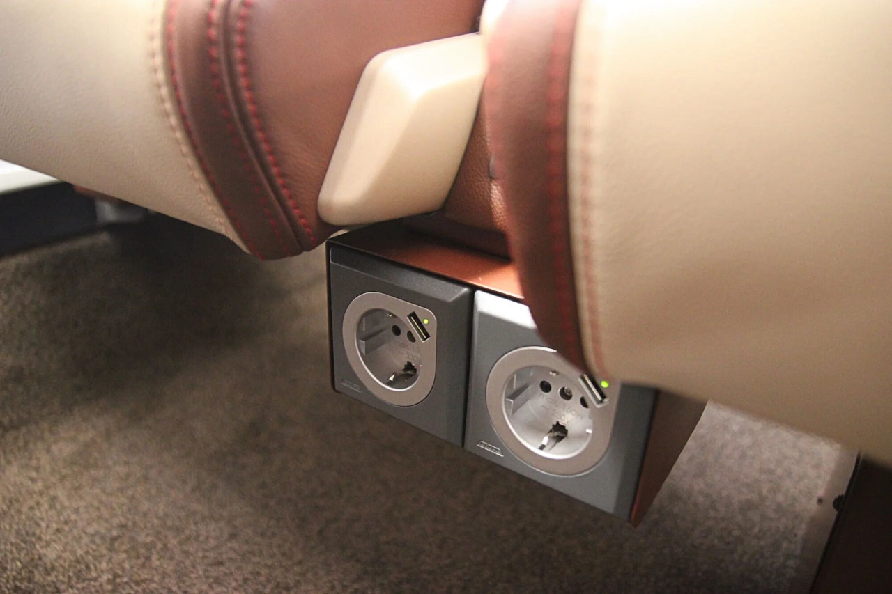 Электрические розетки 220 вольт в бизнес-классе поезда "Сапсан"