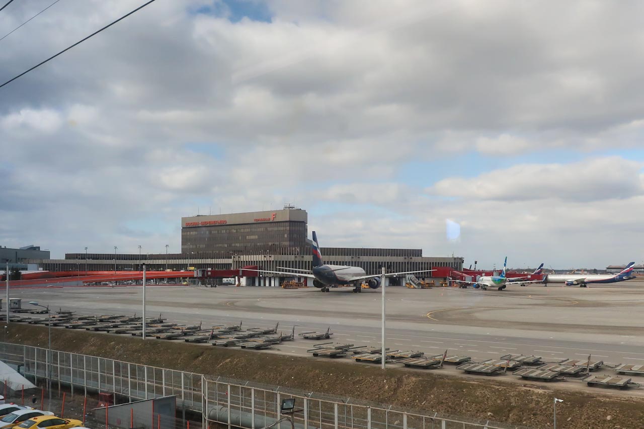 Терминал F аэропорта Шереметьево - вид со станции Аэроэкспресса