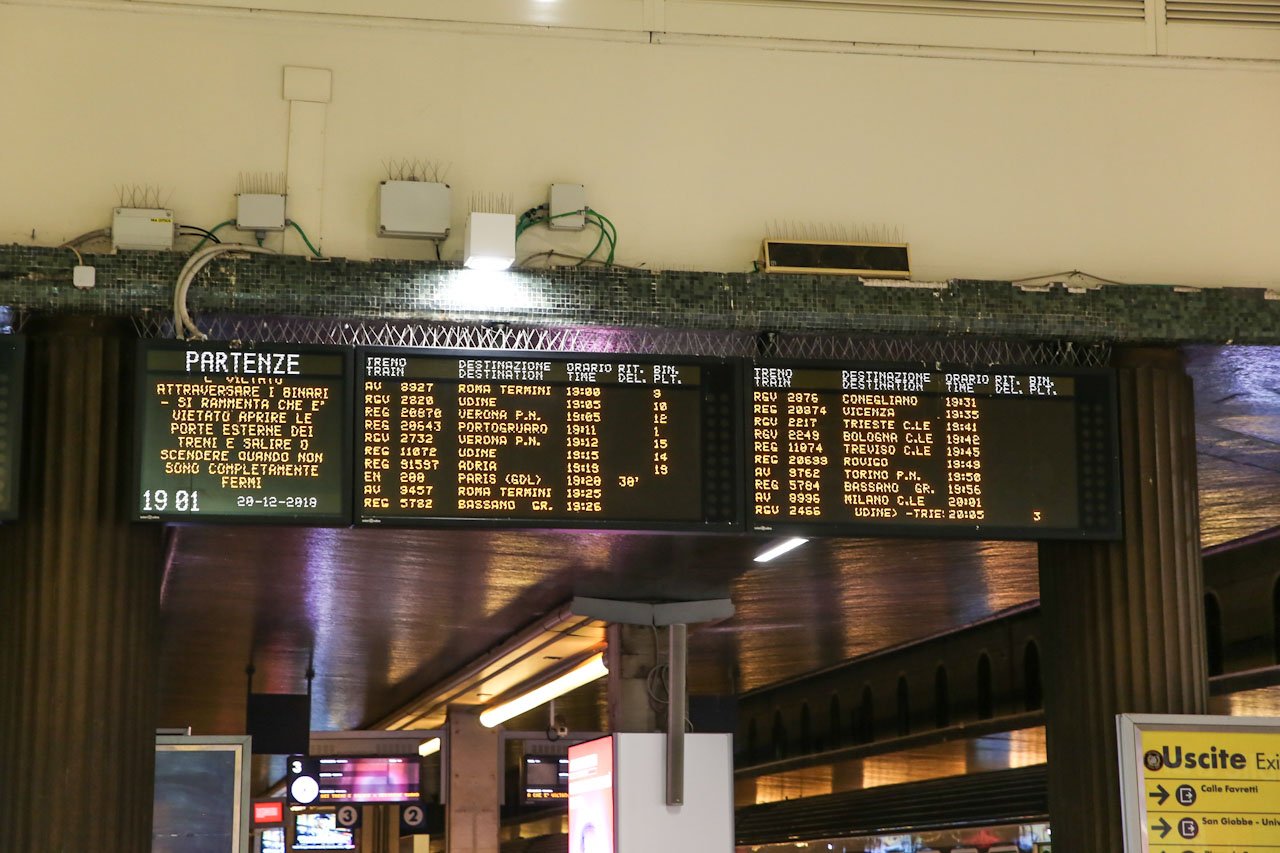 Табло отправления и прибытия поездов на ЖД вокзале Венеции