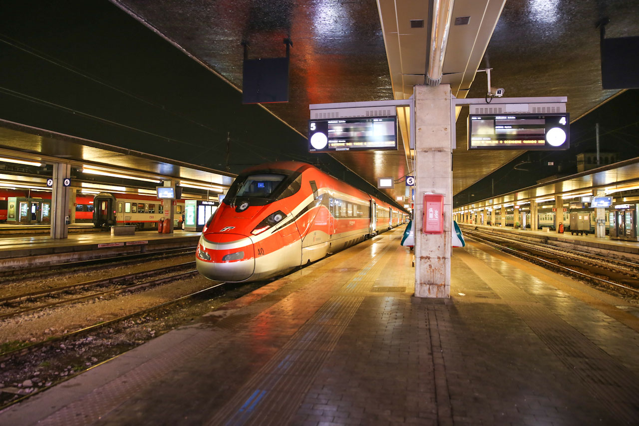 Высокоскоростной поезд Frecci Итальянских железных дорог