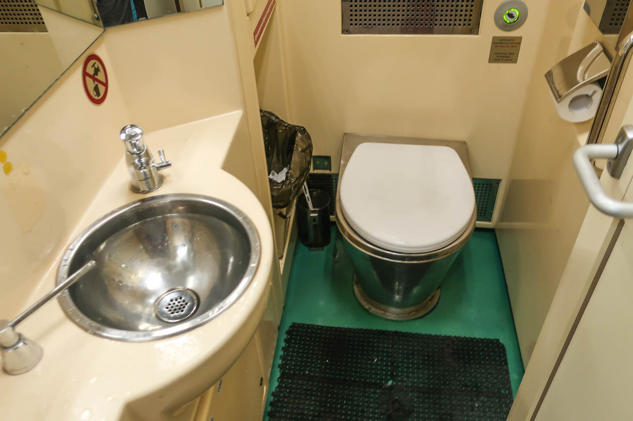 Туалет в вагоне поезда Янтарь Калининград-Москва