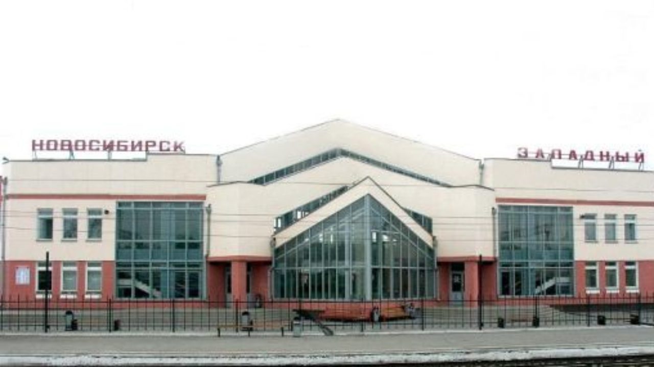 Новосибирск западный правая. Железнодорожная станция "Новосибирск-Западный" /. Новосибирск Западный вокзал. Старый вокзал Новосибирск Западный. Вокзал Новосибирск Западный внутри.